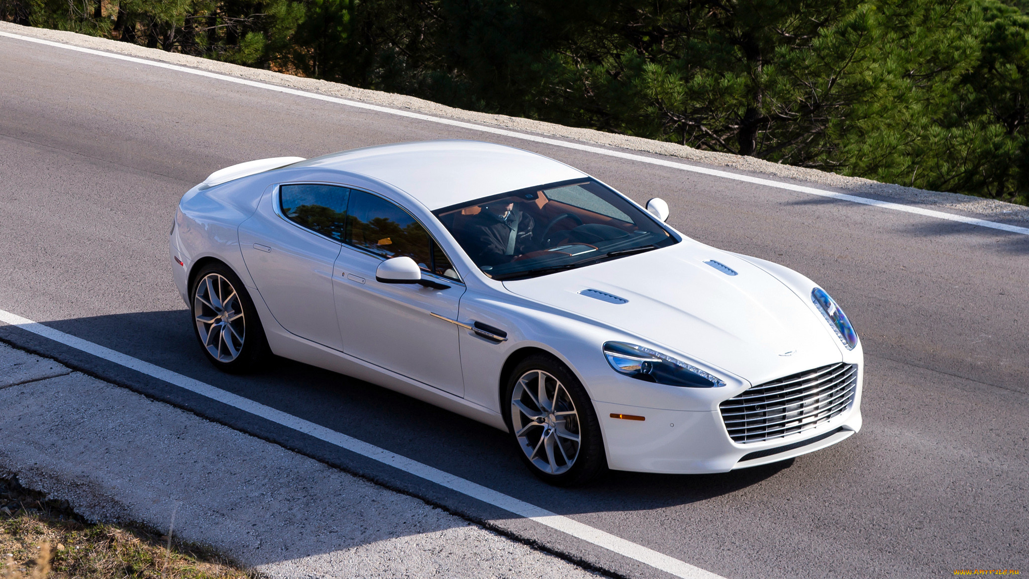 Машина Aston Martin rapide